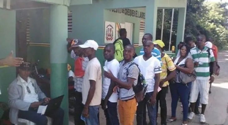 Migración depura haitianos; algunos portan carnés falsificados