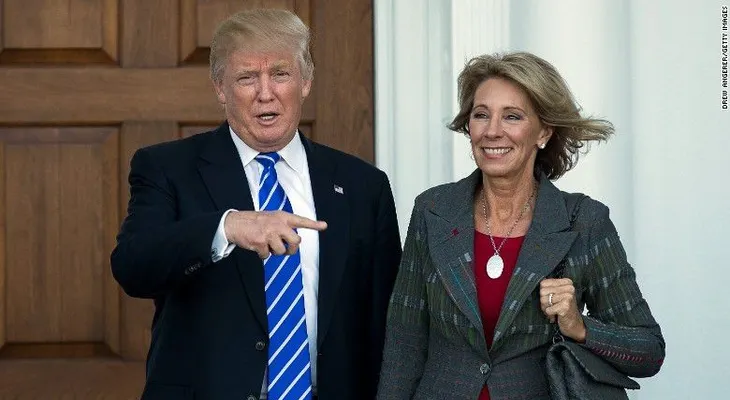 La multimillonaria Betsy DeVos será la secretaria de Educación del gobierno Trump