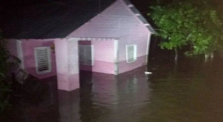 Desbordamiento del río Masacre inunda decenas de casas en Dajabón