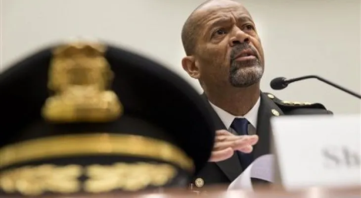La mitad de negros EEUU se siente discriminado por policías 