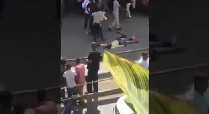 IMAGENES MUY FUERTES: Un policía vestido de civil ejecuta a dos personas en plena calle en Kenia (VIDEO)