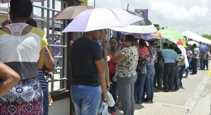 Decenas hacen filas en Junta de SDE en busca de mil pesos de dieta