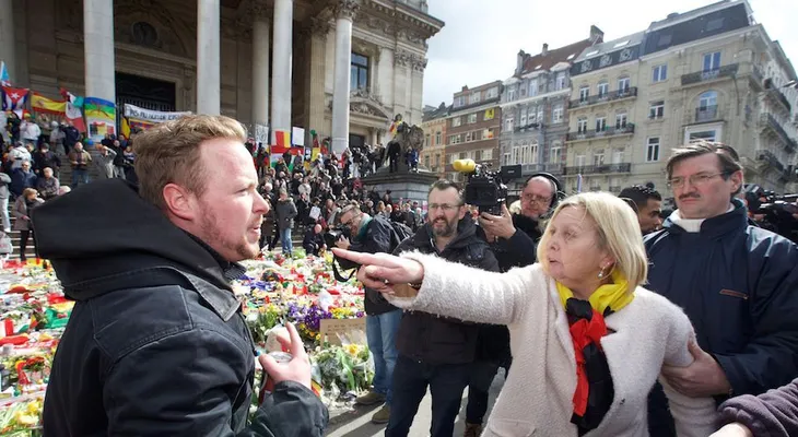 Extremistas haciendo el saludo nazi revientan homenaje a las víctimas de los ataques en Bruselas