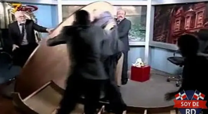 Video: Periodistas desbaratan escenografía durante pelea 