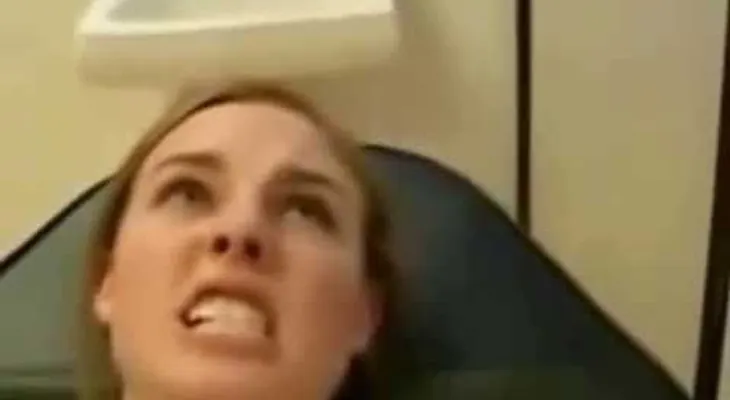 Esta mujer tuvo una extraña reacción mientras le hacen un piercing (VIDEO)