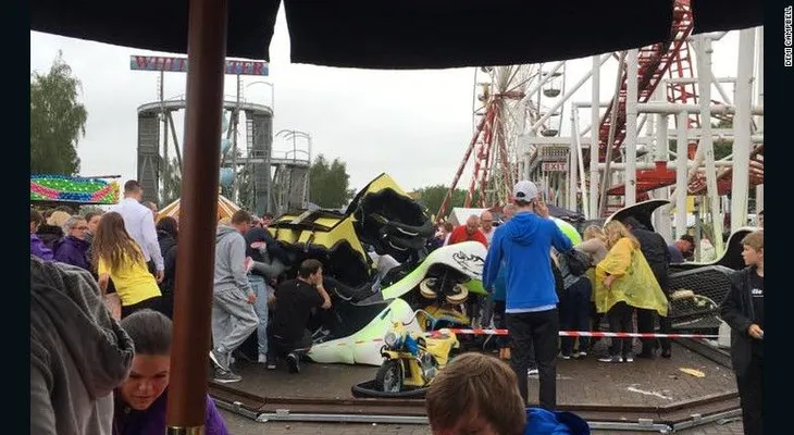 11 heridos al descarrilar un coche de una montaña rusa en Escocia