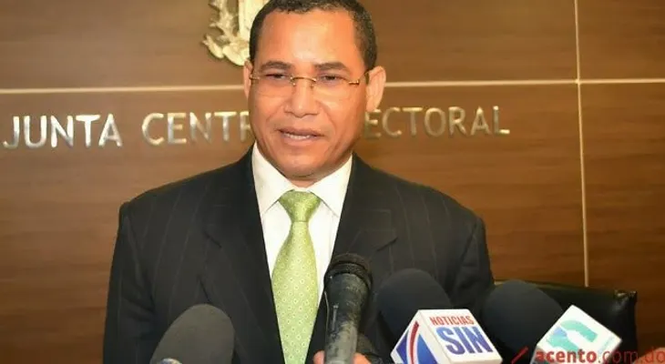 Eddy Olivares pide a la JCE corregir errores materiales tiene sentencia TC