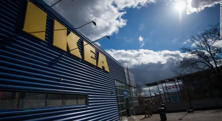 Un niño dispara una pistola cargada que encontró en un sofá en IKEA