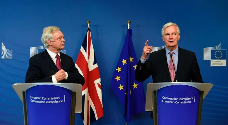 Sumido en el caos, el gobierno británico inicia las negociaciones del brexit