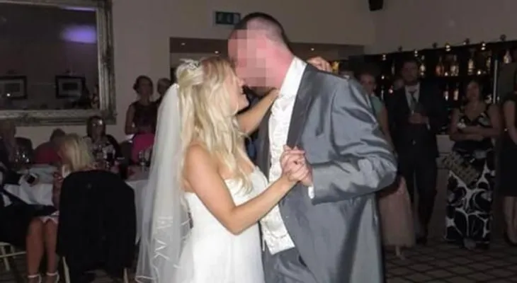 Vende vestido de novia para pagar el divorcio, tras 18 meses de casados