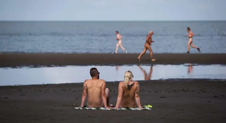 ¿Buscando una playa nudista? Estas son las 12 mejores del mundo