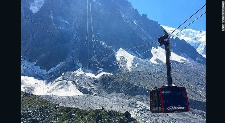 Decenas de personas pasan la noche atrapadas en un teleférico en los Alpes franceses