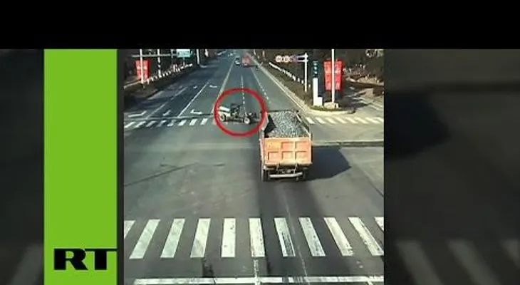 ¿Tractorista suicida?: Un camión embiste y hace añicos a un tractor