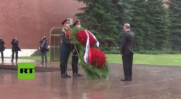 Putin ignora intensa lluvia durante homenaje a víctimas de la II GM