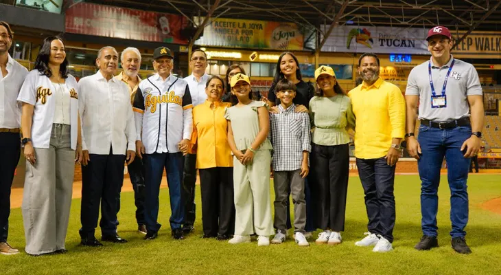 Leonardo Aguilera lanza primera bola en Estadio Cibao