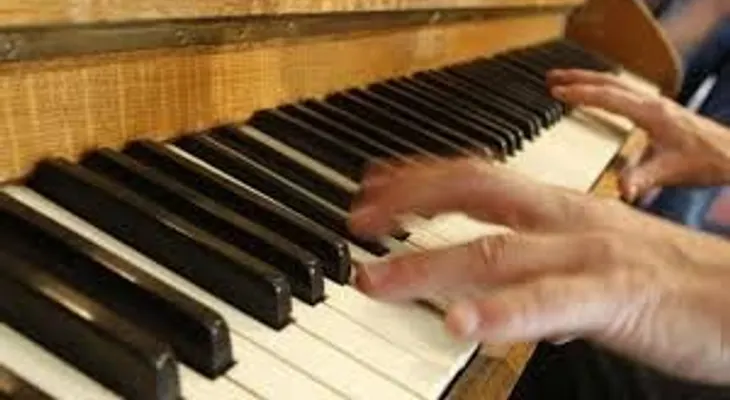 La inaudita sentencia a un científico por tocar el piano por tres años