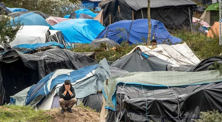Las autoridades francesas inician el desmantelamiento de "La Jungla" de Calais