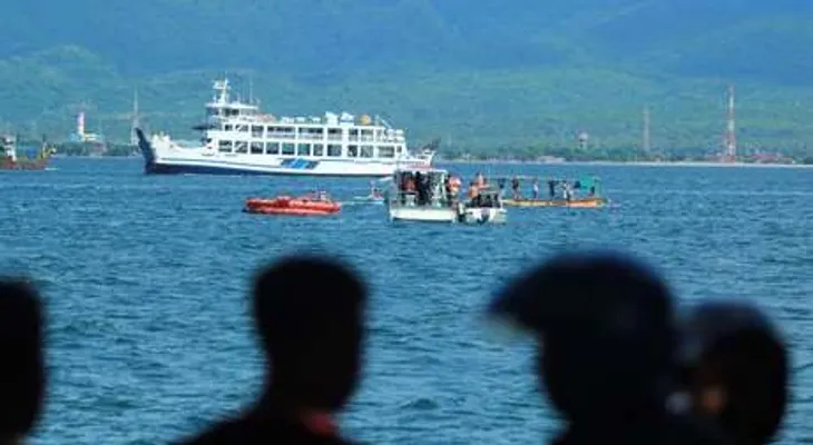 Pasajeros brincan al mar al naufragar barco en Indonesia