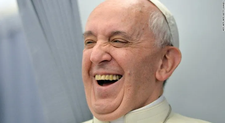 Bromear con el papa ayudará a financiar causas benéficas