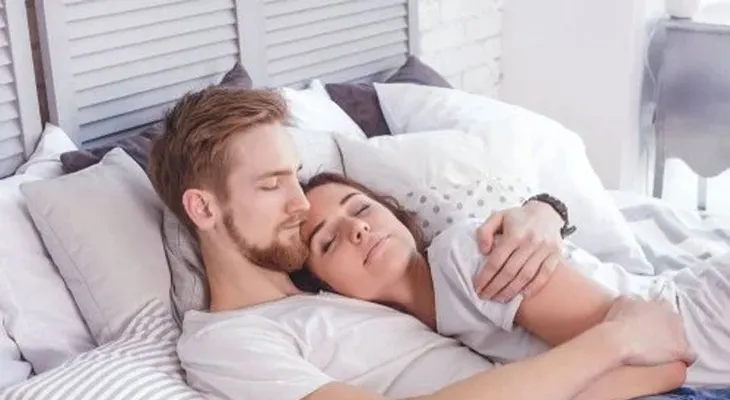 El aroma de la pareja puede mejorar el sueño, según nuevo estudio