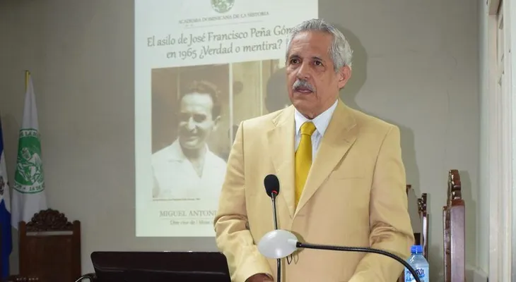 Miguel De Camps: Ese libro de Martin es un almacén de mentiras; Peña Gómez no se asiló en embajada de México
