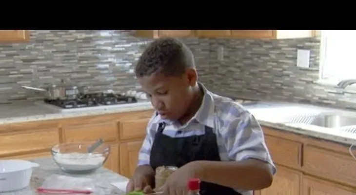 La tierna historia de un niño que vende dulce para comprarle una casa a su madre (VIDEO)