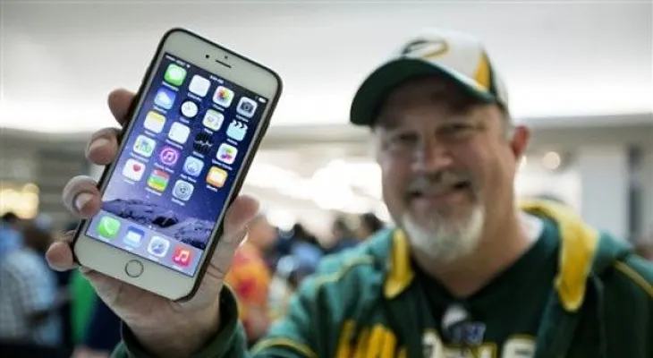 Venta récord de iPhone aumenta utilidades de Apple 