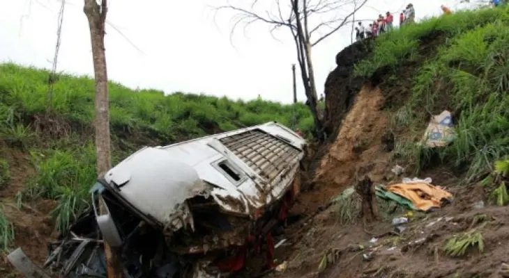 Catorce muertos y 26 heridos en un accidente de autobús en Ecuador