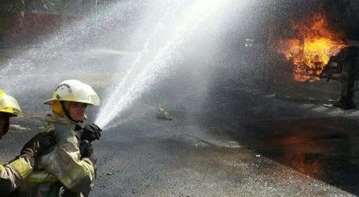 Fuego consume negocios y una casa (Sto. Dgo.)  (VIDEO)