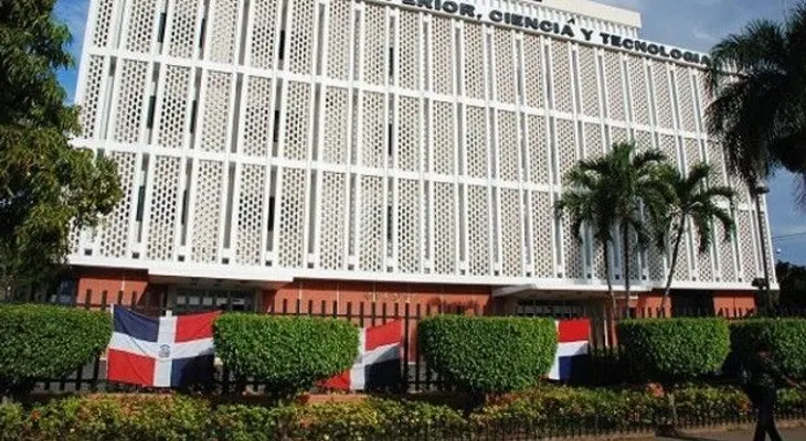 MESCyT firma convenio con escuela de inglés para elevar nivel de becados