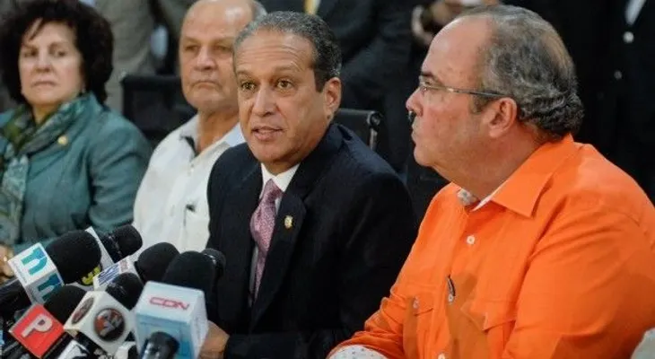 Pared Pérez y Mariotti someterán interpelación contra director de Aduanas