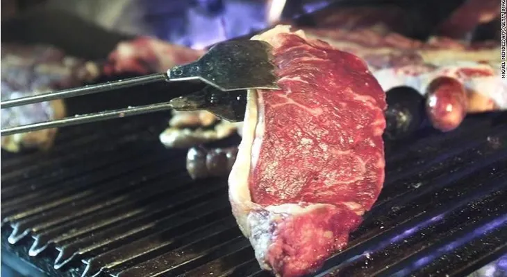 ¿Tendrás que pagar impuestos por comer carne? Parece que sí y antes de lo que crees