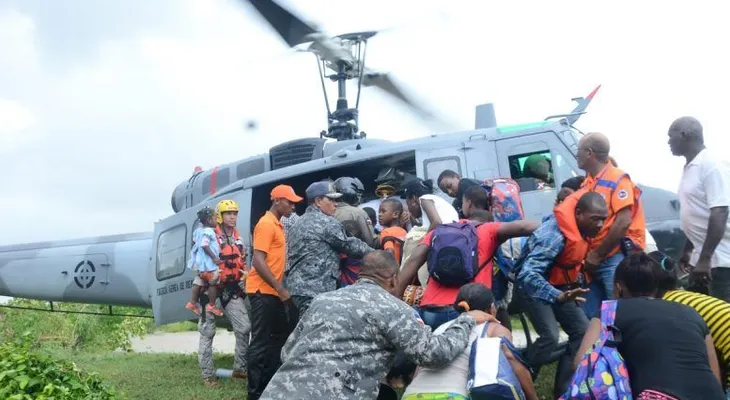 Espectacular rescate aéreo de ancianos, niños y mujeres embarazadas atrapados por las lluvias en Monte Plata