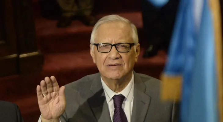 Alejandro Maldonado toma juramento como presidente de Guatemala