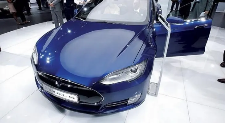 Condenan a Tesla a pagar 137 millones de dólares a un exempleado víctima de racismo