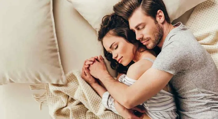 Dicho por la ciencia: dormir en pareja hace bien el sueño