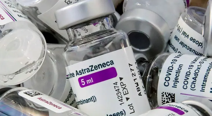 Científicos discuten por AstraZeneca: Noruegos afirman que causa coágulos de sangre; otros dicen que no