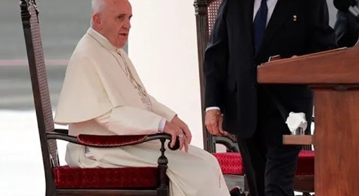 Raúl Castro y el pueblo cubano dan un gran recibimiento al Papa Francisco (VIDEO)