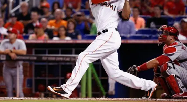 Stanton alcanza los 32 jonrones, Marlins en .500 