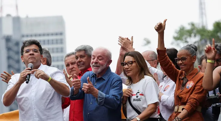 Lula encabeza marcha en São Paulo y pide movilizar a 30 millones de abstencionistas para el balotaje