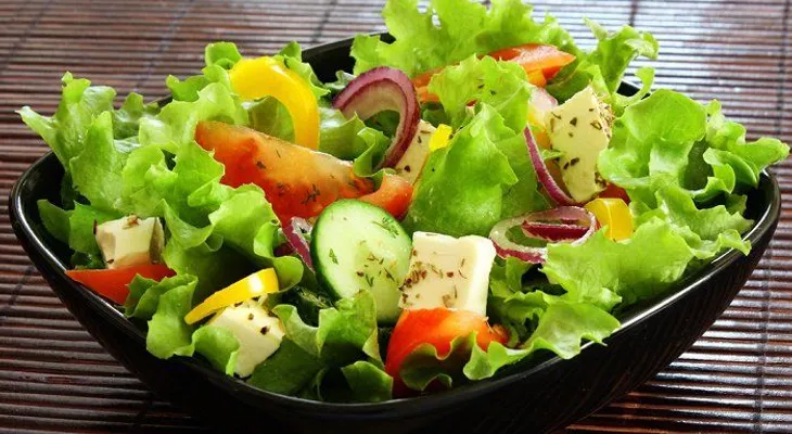 Ensaladas para desintoxicar el intestino y elevar energía