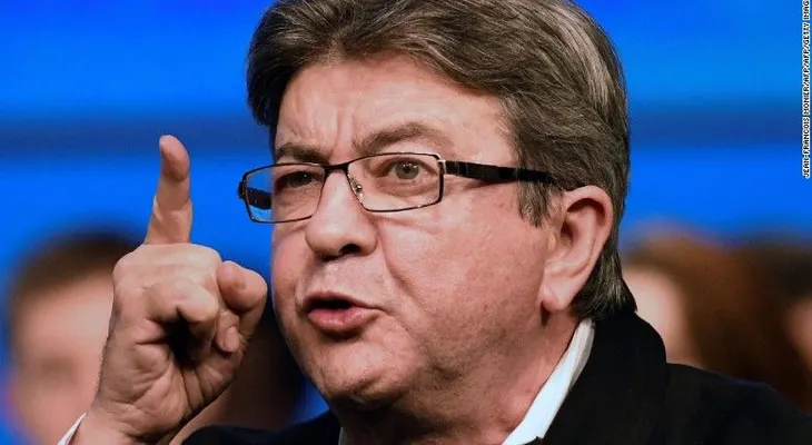 El candidato de la extrema izquierda, Jean-Luc Mélenchon, agita la elección francesa