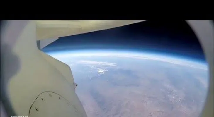 Impresionante aterrizaje del cohete reutilizable New Shepard visto por la cámara instalada a bordo