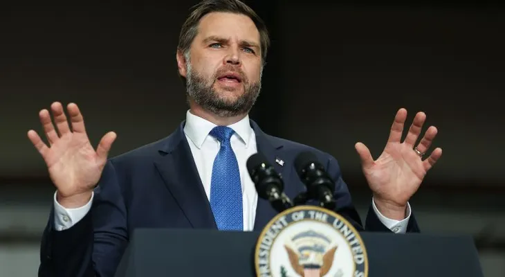 Vance admite que los precios de la gasolina afectan la decisión de votantes antes de las elecciones intermedias