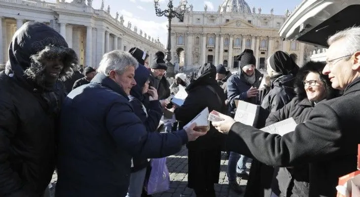 Papa ofrece almuerzos a desamparados en Día de Reyes 
