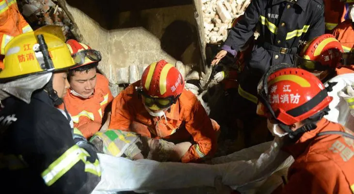 China: Niña sobrevivió en brazos de sus padres muertos tras desplomarse vivienda 