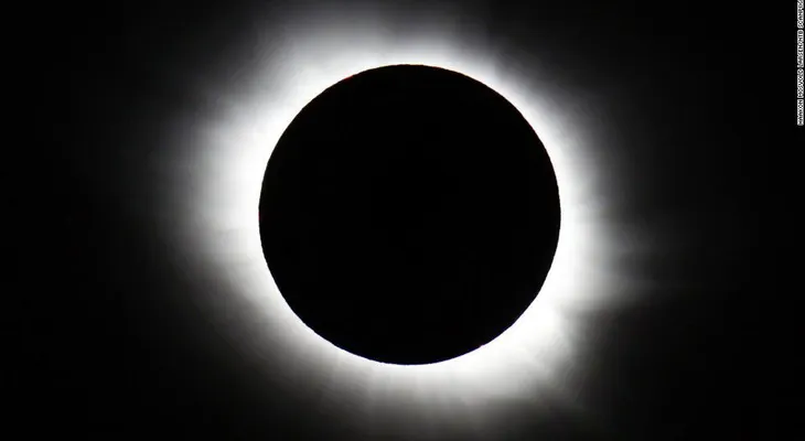 ¿Cómo y dónde se podrá ver el eclipse solar de este martes?