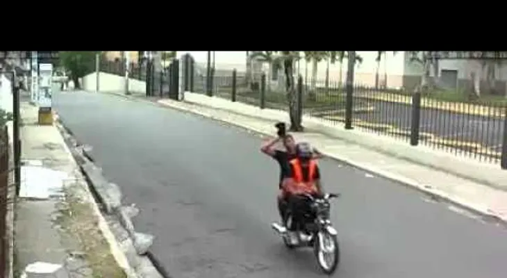Video muestra a dos hombres atracando a un estudiante
