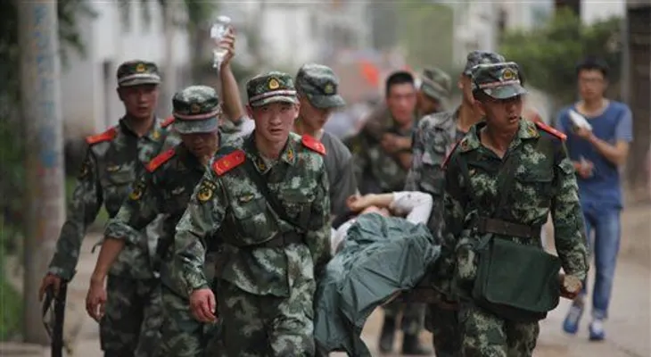Aumenta a 367 los muertos en China por terremoto