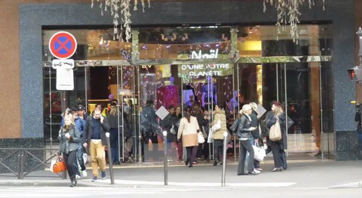 Evacuan centro comercial cerca de París por un coche y un paquete sospechosos